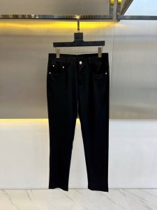 ferragam菲拉格慕、男装25春夏新款水洗微弹透气时尚休闲小直筒休闲裤。锦纶62% 人棉30%氨纶8%面料，略带弹力，质感无敌，成衣定织定染，舒适性与透气性