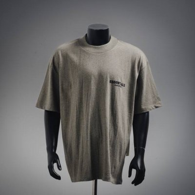 燕麦色 顶级版本 Fear Of God Essentials Fog胸口后背植绒男女情侣明星同款纯棉宽松透气短袖T恤 第八季最新款植绒Logo一出，可谓是爆款