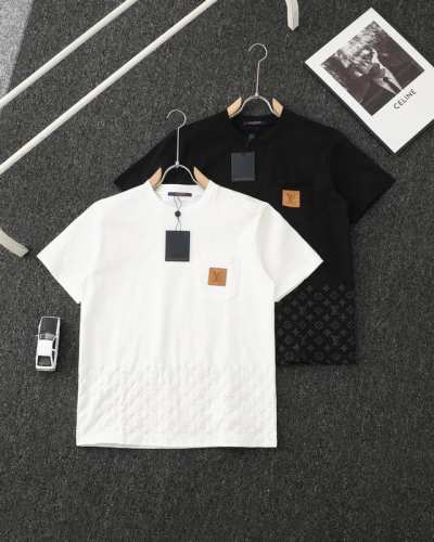 160（顶级复刻） lv 驴家 2025新款 下摆浮雕发泡字母Logo 胸前口袋定制皮章 男女同款 短袖T恤 ·定制280克100％双纱纯棉面料 ·定染32支双