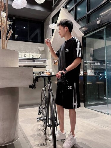 直 品牌 Chanel香奈儿 2025圆领短袖短裤套装 纯棉面料上身不会闷热，爽滑舒适的亲肤效果更加透气，面料自带肌理感 经典徽标工艺 独有的角度全新演绎 时尚