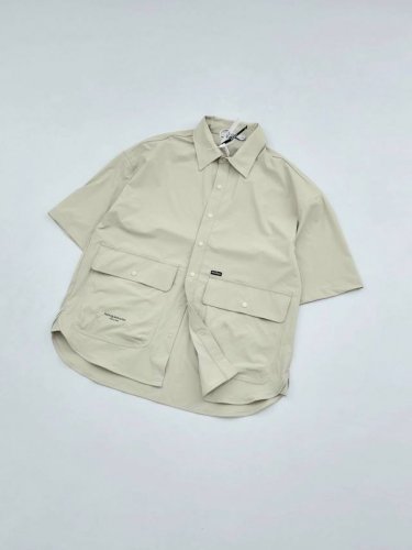 go Out联合出品 Nautica白帆 日系中性户外钓鱼衬衫 采用聚酯纤维弹力速干面料 立体剪裁 弧形下摆 有两处精美小刺绣和口袋处印花点缀 两个按扣开合的立