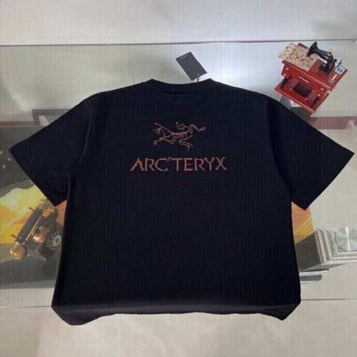 高品质 Arc‘Teryx 始祖鸟春夏新款重工艺，男女情侣圆领款，高品质进口硅胶，激光立体雕刻。 精品32支240克紧密双沙，品质的天花板，时尚又个性 超级百搭
