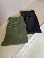 Kiton 2025春夏休闲裤子 美学的焕新诠释,演绎浓郁的格调型时尚风范,细节感和设计感强悍.经典品牌标识做为色彩搭配,演绎经典的品牌时尚,为整体造型增光添彩