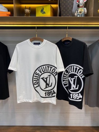 lv25Ss春夏新款顶级针织棉布圆领短Tee，男女同款圆形标识印花休闲套头短袖T恤衫！贸易公司渠道稀出，领先官网发售！一件融合了奢华与休闲风格的时尚单品，其每一