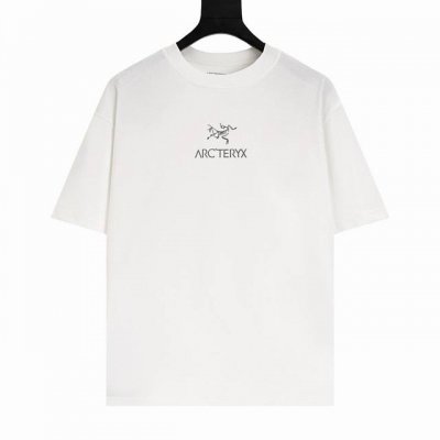 Arc’Teryx始祖鸟Arc25Ss 胸前印花 Logo短袖T恤 采用60支双股，300G双纱全棉面料。上身透气，绝不起球，手感柔软舒适，全衣平车走线立体剪裁