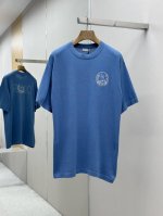 p260 cd 25Ss新款针织 T 恤展示来自本季 Dior And Hylton Nel 联名系列的标志。采用米色棉质和桑蚕丝混纺平纹针织面料精心制作，经典
