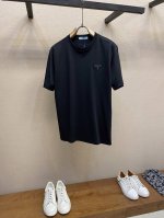 prada pd夏季新款~黑白武士情侣款短袖T恤 简约而不失格调 pra**黑白色武士短袖震撼登场 经典黑白双色 如同时尚界的永恒诗篇 百搭且极具辨识度 标志性