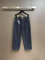p270。Dior 新款牛仔夹克外套牛仔裤套装，来自 Dior Archives Labels 系列，全新演绎经典单品。采用海军蓝色棉质斜纹布精心制作，衣袖饰以