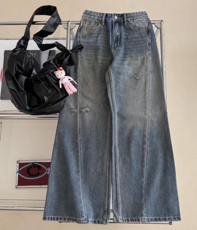 25Ss春夏新品 小众解构斜裁破洞做旧宽松阔腿牛仔裤 夏天做旧破洞牛仔裤的仪式感 松弛又随意的一条牛仔裤好穿到我想直接焊死在身上 满满的时髦感 一条直接Get博