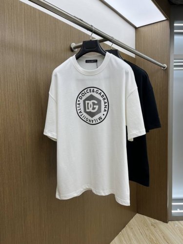Dg Ss夏装新品 专柜在售 最新系列图案Logo短袖T恤 必须人手一件的节奏！ 进口顶极精梳棉面料，极为亲肤舒适 摸上去非常的细腻，质感很好，完美体现立体感