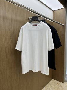 Guc 2540Fw春夏新品圆领打底外穿T恤，立体感Logo微廓形半袖活性纯棉打底T恤，棉，手感面糯有骨感，柔而有韧性。工艺处理，韧性和抗皱性能得到大幅度提高。