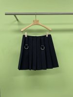 prada2025新款蓝色压褶半身裙，以静谧灰蓝色诠释品牌标志性极简美学，设计融入工业风元素，低调彰显奢品巧思，高腰直筒版型利落收束腰臀曲线，抽绳褶皱与立体剪裁