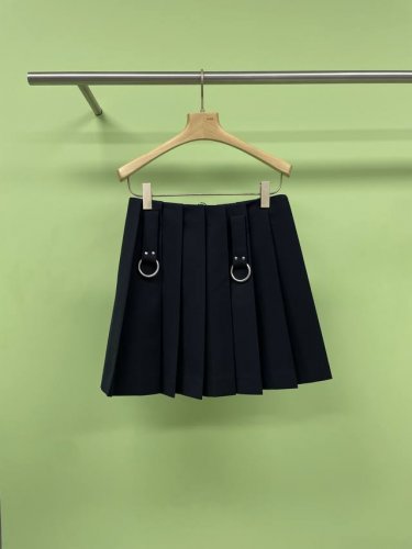 prada2025新款蓝色压褶半身裙，以静谧灰蓝色诠释品牌标志性极简美学，设计融入工业风元素，低调彰显奢品巧思，高腰直筒版型利落收束腰臀曲线，抽绳褶皱与立体剪裁