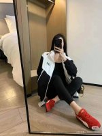 专柜版本Nike 耐克 新品拼接款连帽休闲刺绣男女情侣款夹克风衣外套 版型简单清爽，随意穿的，非常好看。炒鸡火爆，胸前小Logo设计 国内首发上柜！近几年的New Arrivals