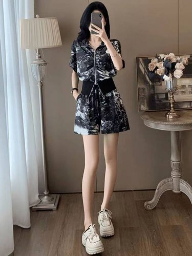 码数：S-M-L-Xl-Xxl 颜色：灰黑色 面料：聚酯纤维 描述： 丝滑宽松的衣身，完美遮肉，视觉上非常显瘦 双头拉链式上衣休闲随性，设计运动时尚 花色图案印