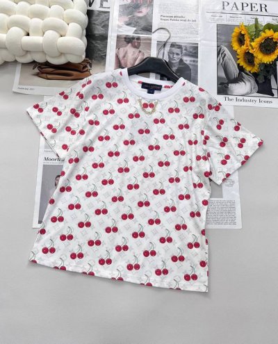 Louis Vuitton 2025Ss新品震撼上架 这款活性印花樱桃 Tee 重新定义潮流 精选 Yb 丝光全棉材质 质感卓越 自带光泽 透气又舒适 给肌肤最