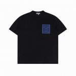 loewe 罗意威 经典款 假口袋刺绣短袖 甄选长绒棉纱，260G精纺高支重磅定织定染面料， 裁前高温洗水定型，成品再洗柔，穿着感受亲肤棉柔，垂感自然。 专柜同