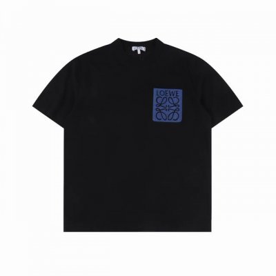 loewe 罗意威 经典款 假口袋刺绣短袖 甄选长绒棉纱，260G精纺高支重磅定织定染面料， 裁前高温洗水定型，成品再洗柔，穿着感受亲肤棉柔，垂感自然。 专柜同
