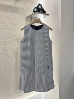Dio*2025新品上架 条纹背心裙 定制Yb斜纹全棉材质 工艺处理 质感光泽 舒适透气 翻领背心裙剪裁 通体竖条纹满铺 经典耐看 利用剪裁和细节提升精致度 裙