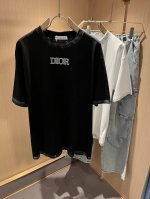 dio*迪家 2025春夏新款男女同款短袖T恤，专柜同步发售！定制专属260克纯棉面料，定制原版工艺螺纹，胸前Logo图案压胶工艺设计！简约大方，从容百搭，档次