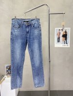 Louis Vuitton路易威登独家专供新款牛仔裤高端版本！专柜定制面料 透气舒适度高，细节无可挑剔，品牌元素设计理念，体现高品质。手感细腻柔软！呈现休闲裁剪