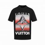 白底图 顶级版本 Louis Vuitton 路易威登 黄昏屋顶印花圆领短袖 T恤 三标齐全 采用高克重纯棉面料！ 数码直喷 手感非常舒服 Os落肩版型， 时尚