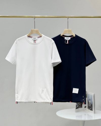 特价60（白色0码，藏青0-2码） thom Browne 汤姆布朗 Tb经典后背织带T恤 大量现货供应 采用26支双股双纱纯棉220克重正品珠地面料 织带采用