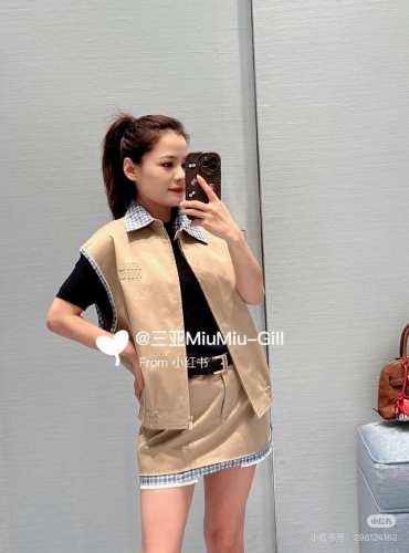 外套 短裙 Miumi* 25Ss早春新款 复古文艺风卡其色拉链夹克外套短裙。原版开发！高版出品！天蓝色格纹翻领可拆卸。假两件拼接设计！宽松廓形剪裁版型百搭不挑