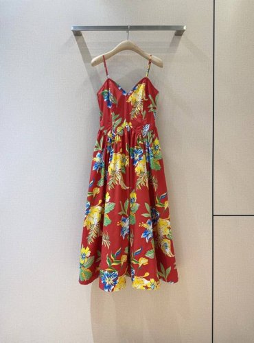 poloralphlau*R*E*N 新品 新品吊带连衣裙 多彩颜色棉布印花元素，V领吊带设计打造少女浪漫主义，收腰剪裁大裙摆、腰部不对称拼接下摆工艺，2侧设有