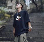 上新！元素碰撞，别致心情！夏季新款Nike 耐克短袖T恤。 高密针织圆领设计，平整简约！亲肤透爽！面料的柔软性舒适性无可挑剔！男女均可驾驭，打破性别局限性。 尺
