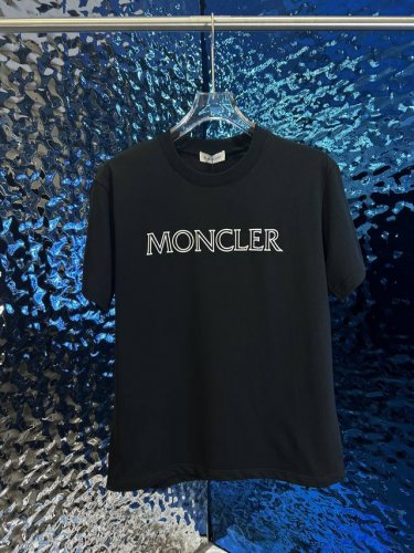 moncler 蒙口 春夏最新款 定制纯棉面料 极为亲肤舒适 摸上去手感非常的柔软 质感很好 做工细致 完美体现立体感 符合品牌一贯的设计风格 整体非常不错 上