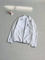 报单款号03291。 On昂跑 Weather Jacket Insulated 男款轻量压胶工艺跑步夹克防晒服 线上2000+ 超级亮点！前后重叠式构造开窗透