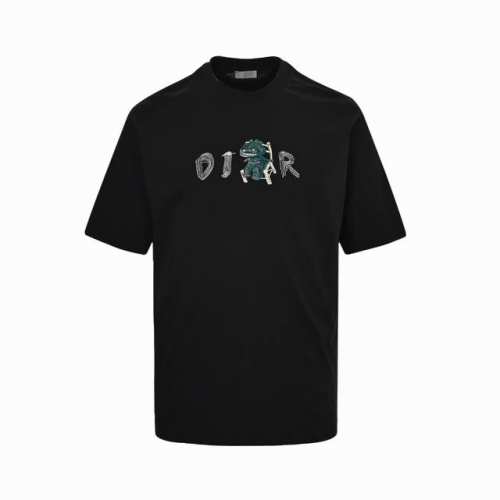Dior 迪奥 25Ss 字母小恐龙刺绣短袖 原版购买，平纹针织面料、本季主题图案补丁、棉质竹节平纹针织面料主要由纯棉纱线制成； 组织结构通常采用平纹组织。纱线