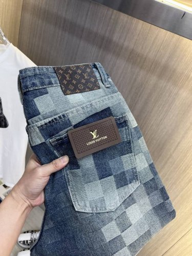 lv路易威登 2025新品男士牛仔裤短裤 面料舒适弹性好。独家发售 时尚优雅 重工艺设计。采用原色酵母水洗工艺 精选进口重磅丹宁牛仔面料 配定制五金装饰 真皮皮