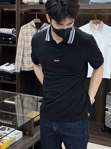 主推 Gucci 新款古驰胸口微标刺绣三色polo衫 这款采用弹力珠地棉面料匠心打造，撞色领口螺纹厚实饱满 激光Logo贝母扣微标刺绣 ，尽展别样风采。版型超正