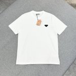 Miu- 新品 胸前三角标字母章仔设计款圆领短袖T恤 定制面料上身舒适柔软 简约款版型 随意搭配 男女同款 S-Xl