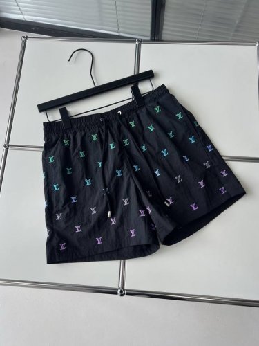 lv* 1V渐变刺绣沙滩短裤 锦纶梭织面料、网格内衬、腰部抽绳配有 Lu 铭纹端头、两边侧袋、全幅刺绣标识、全套辅料配备 # 高弹棉纶面料材质 棉纶面料属轻型织