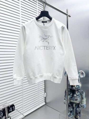 Arc*始祖鸟Fw秋冬新款，烫钻圆领卫衣，定制面料，细节到位，采用高克重全棉面料，舒适透气性极佳，经过洗水处理，手感更加舒适，三标齐全 颜色：黑色白色 码数：M