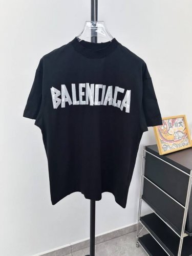 款号：D147 Balenciaga 巴黎.24Ss最新经典款.胶带拉浆印花.成衣水洗磨烂做旧短袖T恤.砖柜同步.面料采用巴黎Zp定织定染全棉双纱紧密棉.克重2