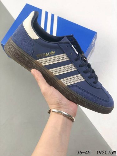真标带半码 adidas Handball Spezial 阿迪达斯经典款 德训复古休闲板鞋 #全鞋采用反毛皮制作 牛筋耐磨大底 承载青春情怀的板鞋 经典三条杠