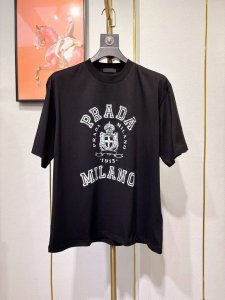 prada新品短袖 采用进口原版面料 胸口顶级新工艺Logo图案 手感柔软细腻 不易变型 上身时尚帅气 档次极高 宽松版 码数 S一3Xl
