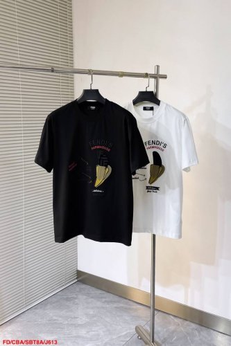 P210 J613 Fd芬迪Fd 2025Ss春夏新款首发专柜最新款短袖圆领T恤 高端订制 设计前卫时尚！品牌Logo重工艺设计 高端定制230克面料.手感柔软