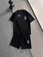 lv 高端定制 2025春夏新款首发专柜最新款短袖短裤休闲套装 高端订制 设计前卫时尚！品牌Logo重工艺设计 高端定制纯棉面料.手感柔软.穿着舒适.专柜级别精