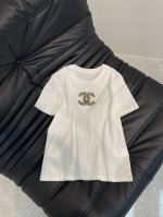 Chane*25新款香家撞色水钻短袖T恤，贵气感爆棚！ 这款T恤的设计真的是简约而不简单，经典的字母Logo撞色水钻装饰，一下子就抓住了我的眼球吧。水钻在阳光下