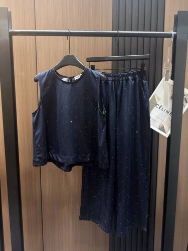 miumiu2025新版套装 天丝牛仔面料、亲肤透气 无袖上衣和阔腿直筒裤点缀小钻、高温烫钻 精致与轻奢设计 尽显时尚洋气 图片色 Sml