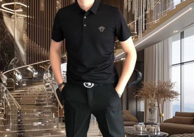 P180 V*Rsace 范思哲2025春夏新款原单男士翻领短袖Polo衫T恤 爆款 简洁时尚百搭 高端品质 无缝包边 胸前烫印美杜莎Logo图案设计 定制进口