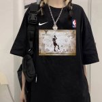 80包邮 nba X Nike 耐克致敬科比怀旧素绘涂鸦训练服短袖半袖T恤 - 采用230G双纱100%精梳纯棉面料 - 螺纹定织定染无色差！采用过肩拉条工艺，