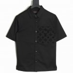Louis Vuitton 路易威登 Lv 24Ss 黑植绒短袖衬衫 原版 p10,700购买，斜纹梭织面料、口袋经典老花图案设计 饰有 Monogram 植绒