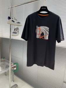 Herme 2025 夏季最新款男士短袖T桖 圆领胸前极具代表性图案 采用进口机刺绣 高密度刺绣立体绣设计！双重工艺！工艺细致 辨识度极高！橙色马鞍绳刺绣点缀