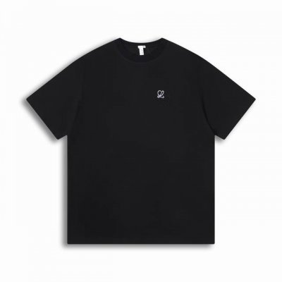 正确版高品质 L0Ew Anagram新款拼色刺绣短袖T恤 采用定制鎏光碳素棉 细腻柔软 舒适贴肤 胸前饰有双色黄蓝交织Anagram 刺绣 绘就一幅流动的艺术